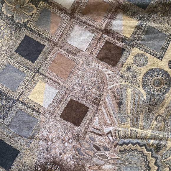 Embroidered fringed wool wrap - Picture 5 of 9